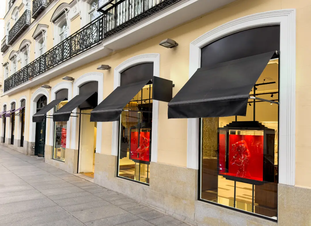 Façade vitrine de magasin en aluminium sur mesure à Grand-Couronne